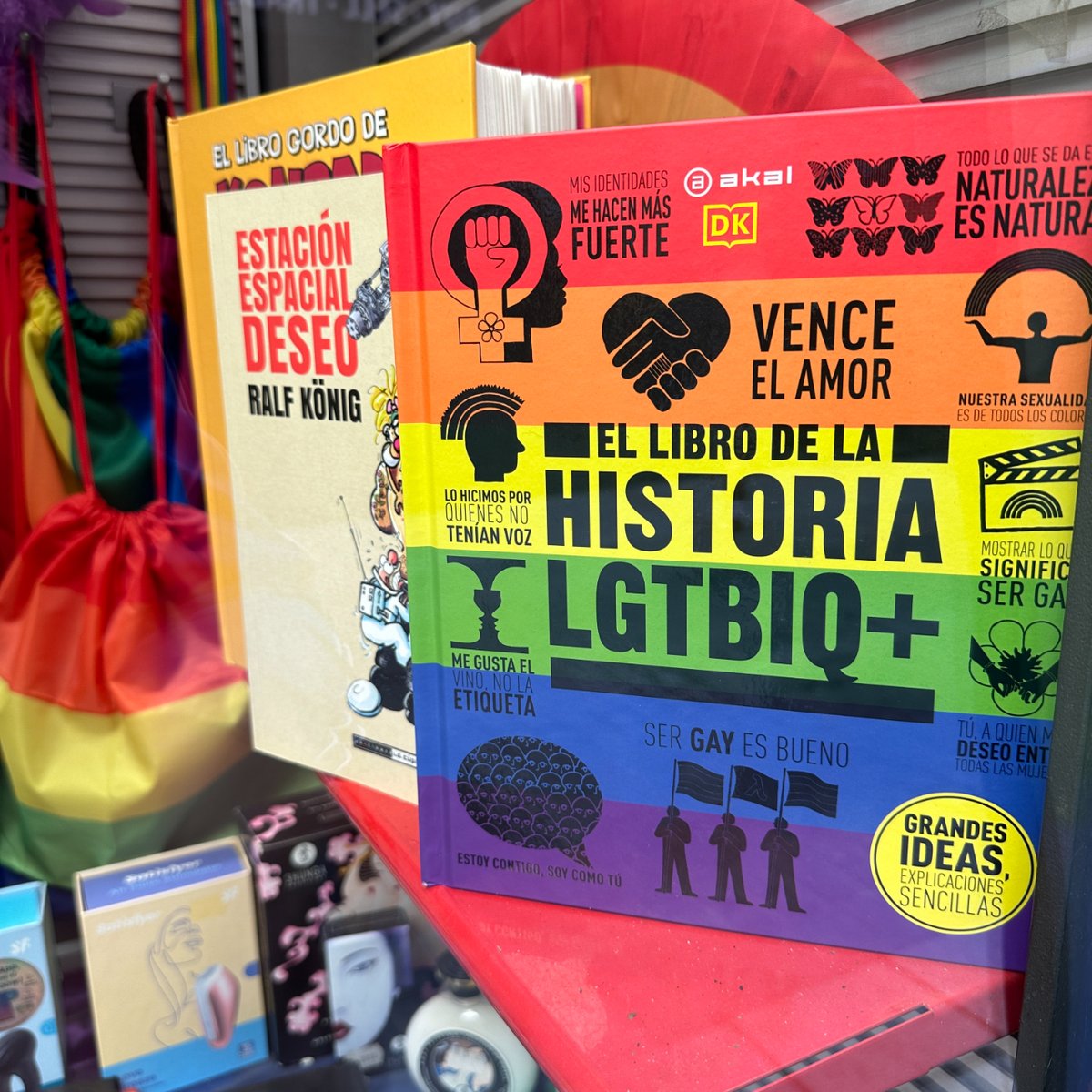 La #Historia del #colectivo #LTBIQ también se lee. ¡Este #libro es una joya! #LIFE #Chueca