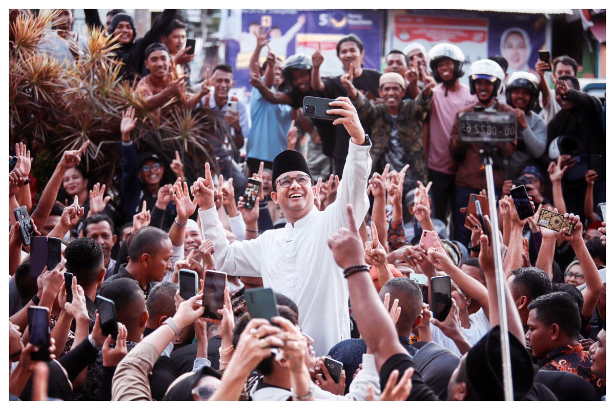 aniesbaswedan's tweet photo. Akhirnya bisa kembali berkunjung ke Ambon dan disambut antusias oleh masyarakat di sana! #AMINAjaDulu https://t.co/M9ANCFv9px