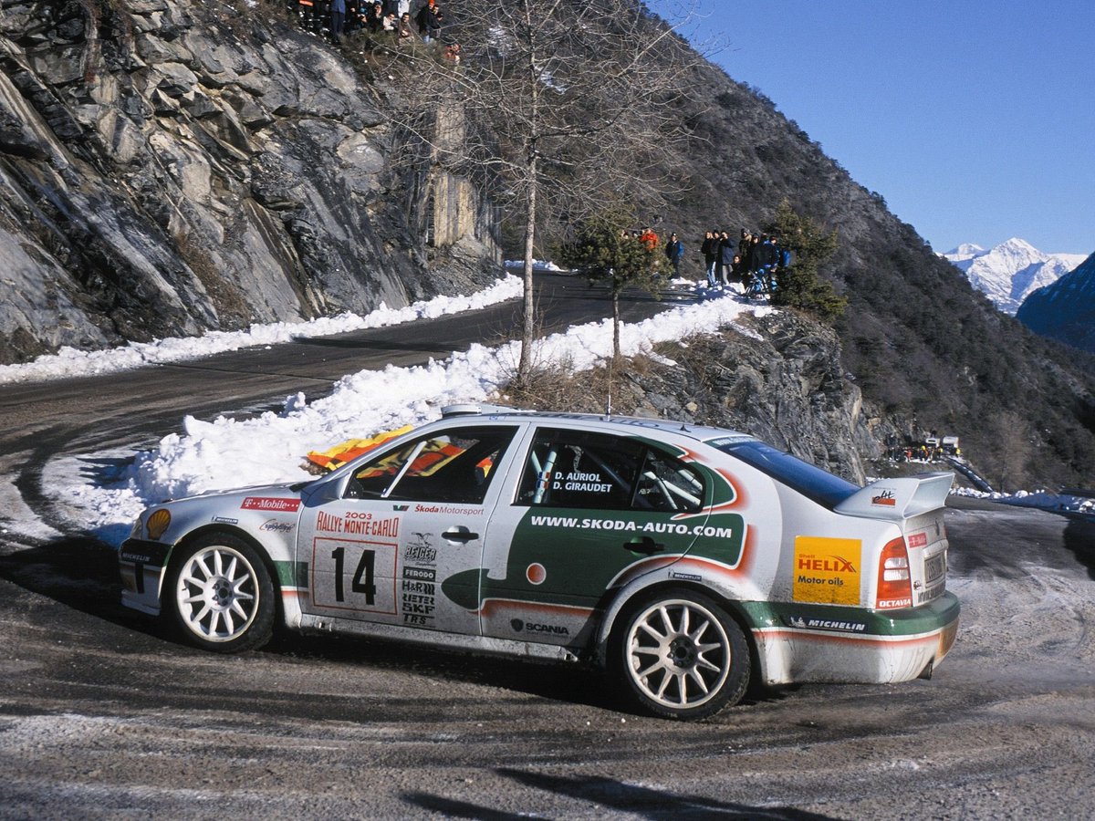 🇨🇿 La Škoda Octavia WRC fête ses 25 ans cette année. Elle fait ses débuts en 1999 au Monte-Carlo, jusqu’en 2003 où elle cédera sa place à la Fabia WRC. 

⚙️ Ses performances : 

• 300 ch / 500 puis 600 Nm 
• 1230 kg (Poids à vide)
• Transmission intégrale 

#SkodaOctaviaWRC