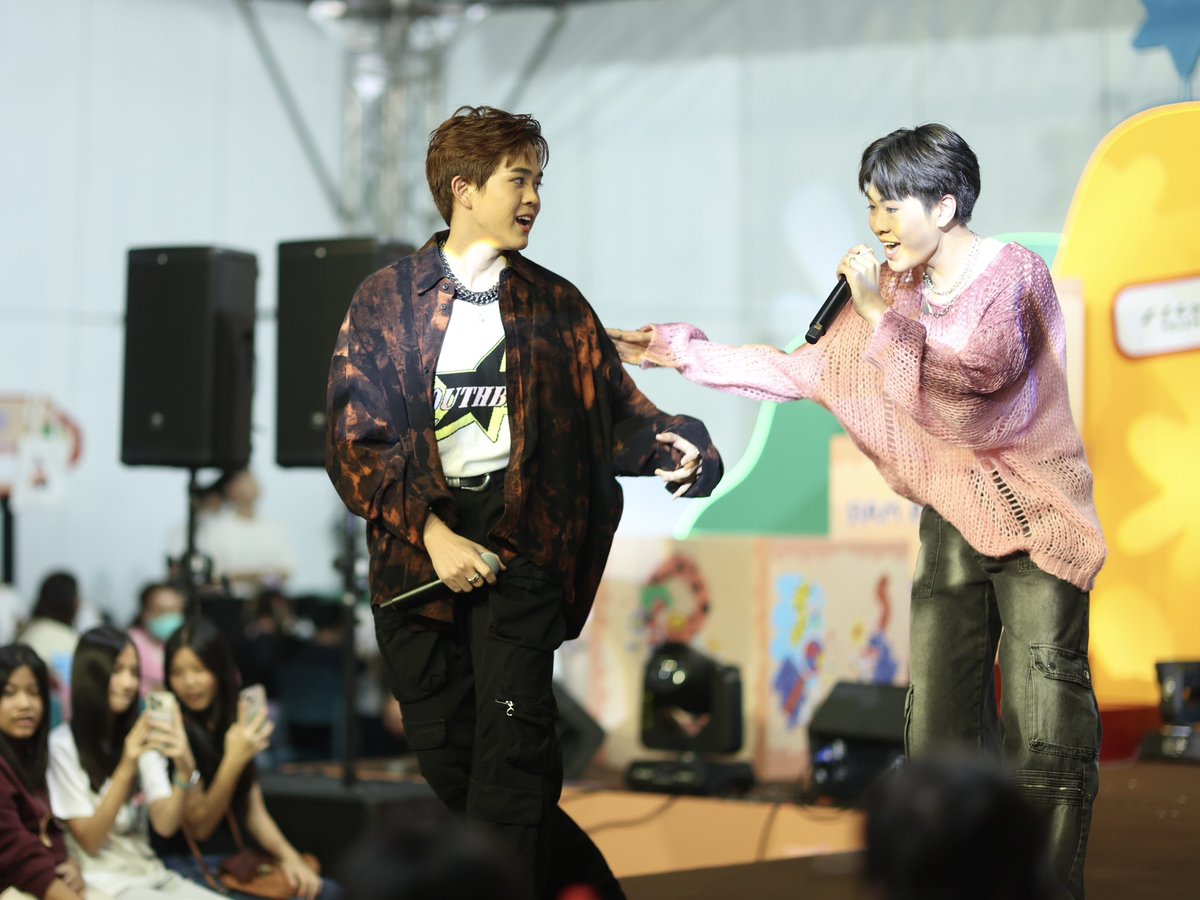 THIO_TUTOR's tweet photo. #THIOTUTOR at Siam Paragon X Praew Cool Kids Camp 2024  ขอบคุณทางงาน น้อง ๆ และแฟนทุกคนด้วยนะครับ 🙏

#PraewCoolKidsCamp2024 #SiamParagon #Praewmag https://t.co/jJV4yXUWDp