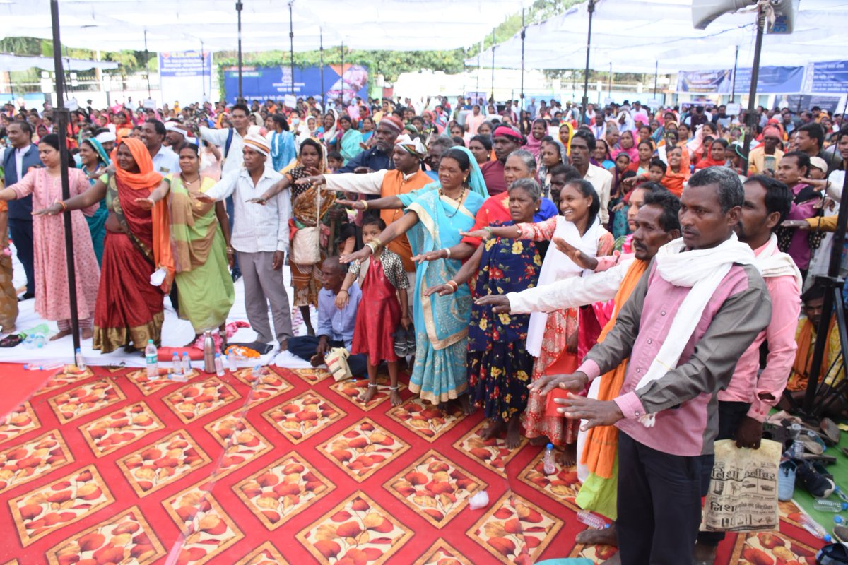 DhamtariDist's tweet photo. शासन की जनकल्याणकारी योजनाओं का लाभ लेने तथा समाज को नई दिशा एवं दशा देने की कलेक्टर सुश्री नम्रता गांधी ने कमारी बोली में दिलाई शपथ।
#PMJANMAN
#EmpoweringTribalsTransformingIndia
#Mega_Event
#dhamtari https://t.co/EqWZj2rI4I