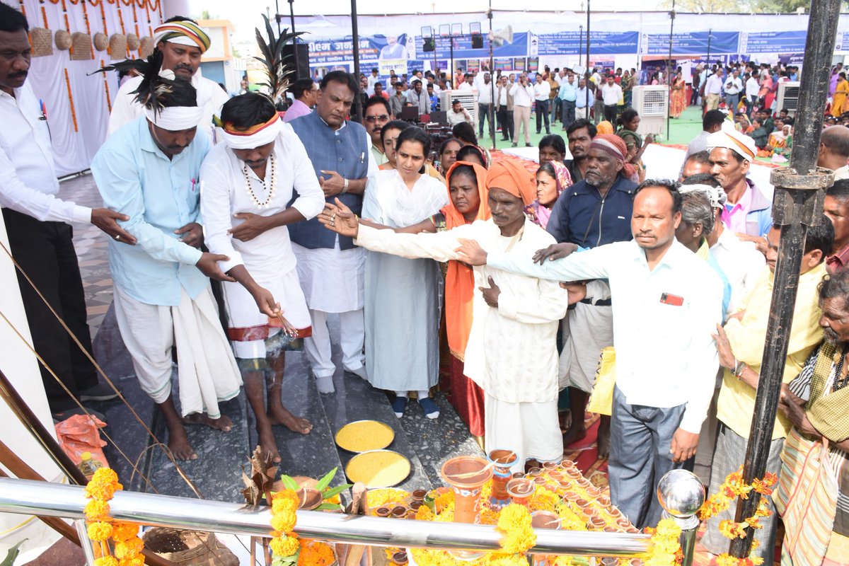 DhamtariDist's tweet photo. आज #धमतरी जिले के नगरी में प्रधानमंत्री जनजाति आदिवासी न्याय महाभियान (पीएम जनमन) के तहत आयोजित कार्यक्रम की शुरुवात समाज प्रमुखों, जनप्रतिनिधियों एवं कलेक्टर सुश्री नम्रता गांधी ने परम्परागत पूजा अर्चना कर शुरुवात की।
#PMJANMAN
#EmpoweringTribalsTransformingIndia
#Mega_Event https://t.co/a3TlabnYa6