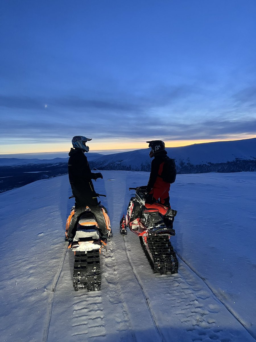 BigLyez's tweet photo. Car broke down twice, stranded for 3 hours in -10, sleds + trailer almost got stolen, finally arrived, just 10 hrs late

no sleep, just a gram of caffeine straight to ripping sleds. So fucking worth it. 

back 2 work, need my own cabin here https://t.co/l28AiuTUlj