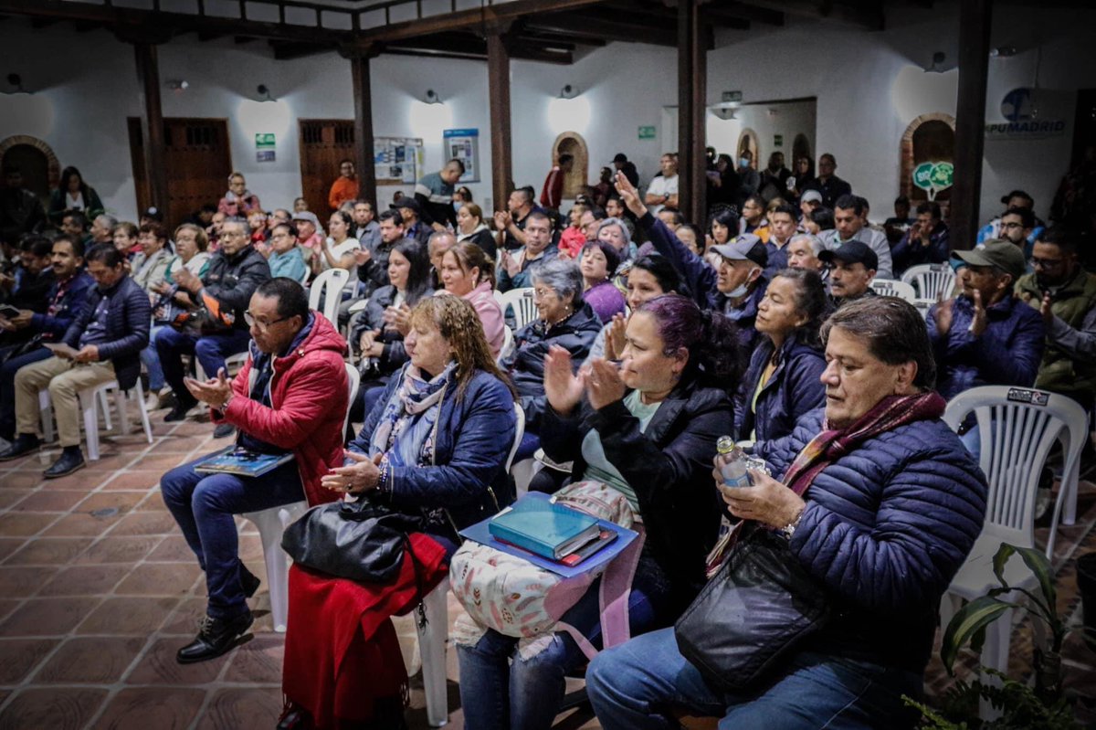 mendivelsofabi1's tweet photo. Encuentro #AsojuntasMadrid @Carloschavezmo #Madrid #Comunales  #Cundinamarca 🇨🇴♥️🇨🇴♥️🇨🇴 https://t.co/wQvTSMHkR0