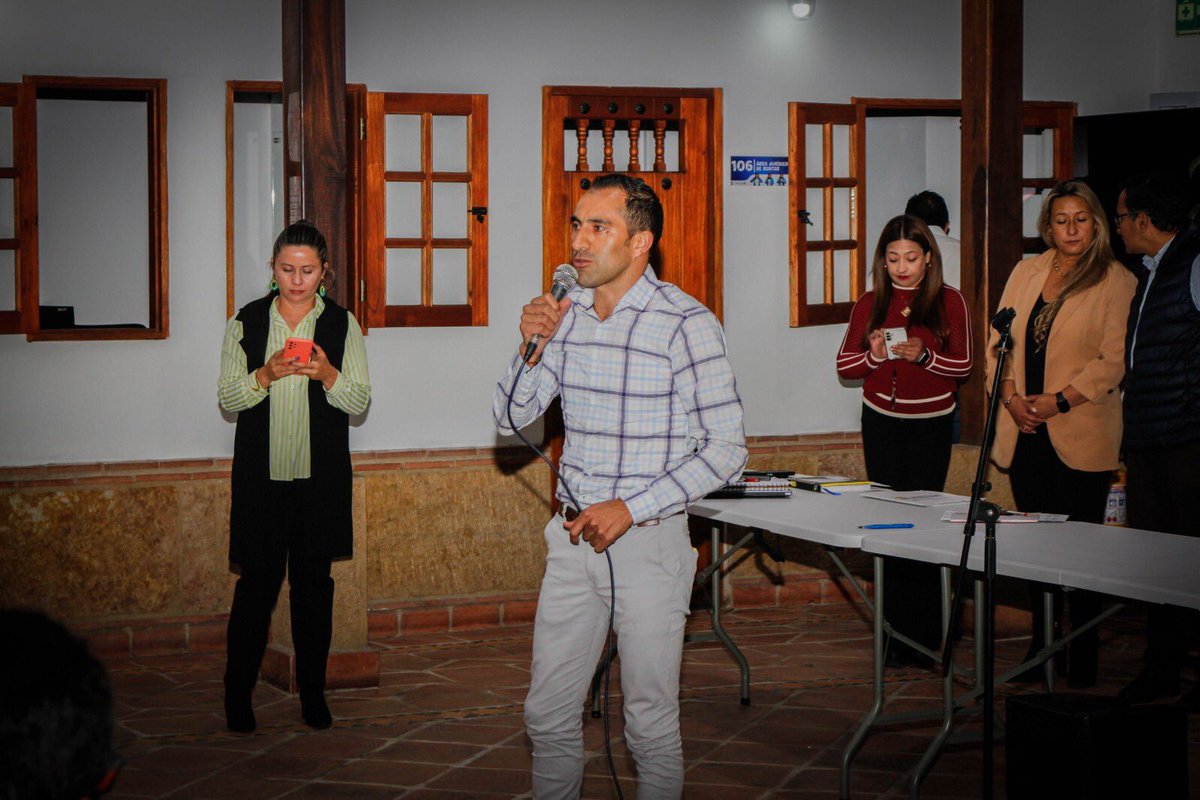 mendivelsofabi1's tweet photo. Encuentro #AsojuntasMadrid @Carloschavezmo #Madrid #Comunales  #Cundinamarca 🇨🇴♥️🇨🇴♥️🇨🇴 https://t.co/wQvTSMHkR0
