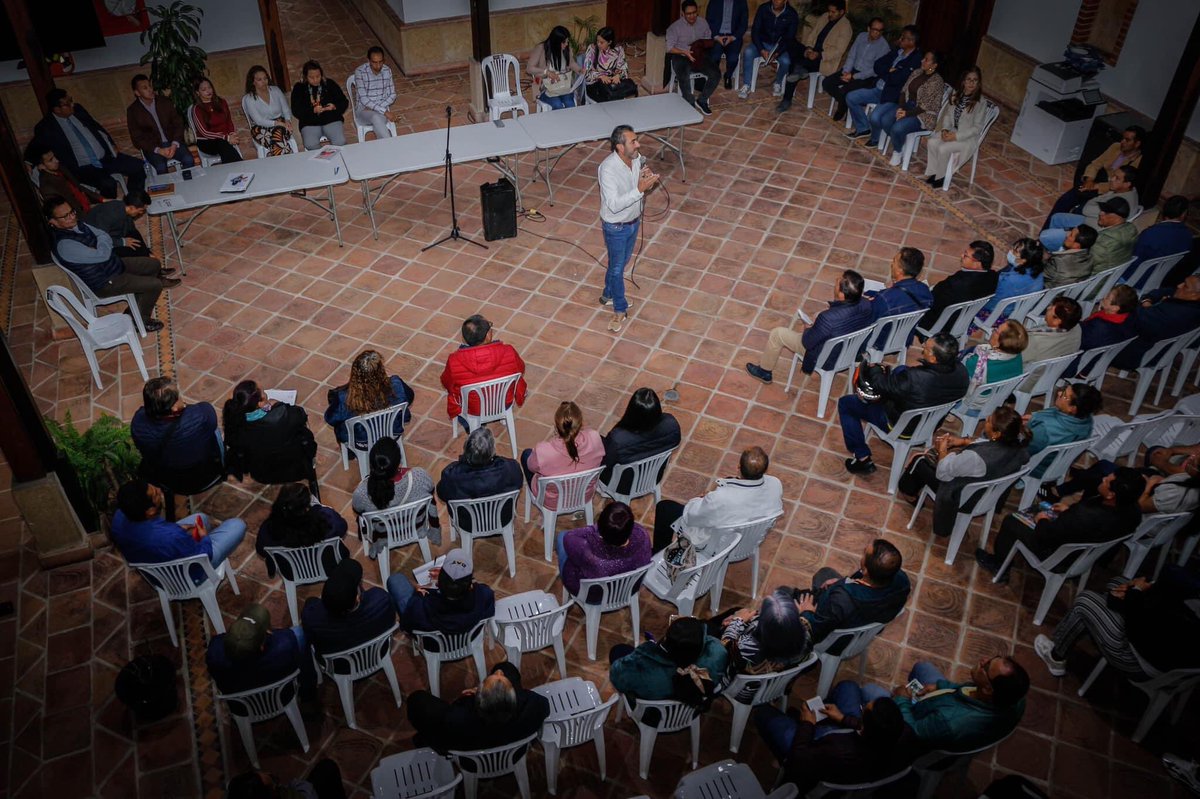 mendivelsofabi1's tweet photo. Encuentro #AsojuntasMadrid @Carloschavezmo #Madrid #Comunales  #Cundinamarca 🇨🇴♥️🇨🇴♥️🇨🇴 https://t.co/wQvTSMHkR0