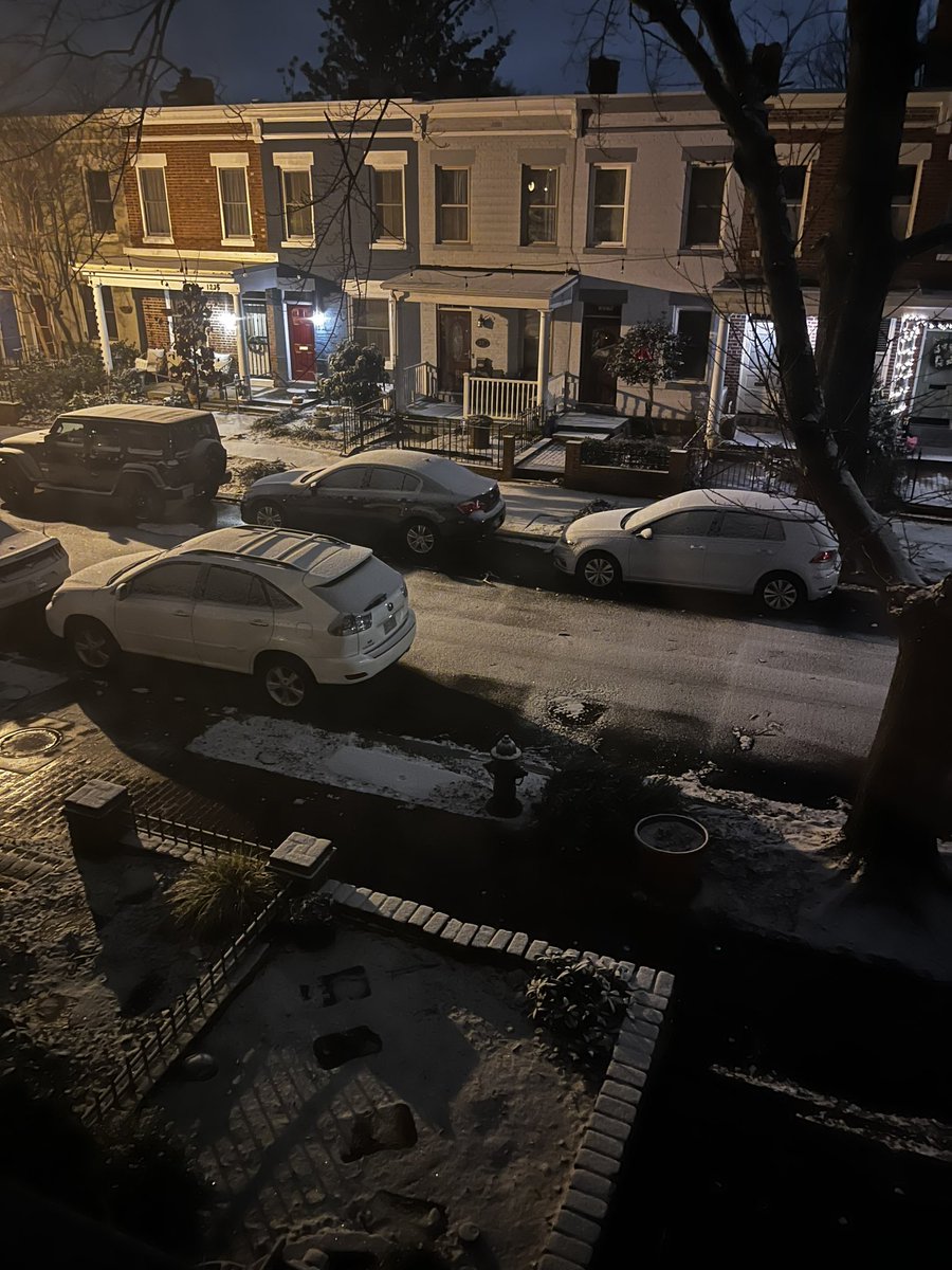 etaylor524's tweet photo. Well this is a fun surprise! Snow warms the heart on Capitol Hill! @ChuckBell4 @theHillisHome @PoPville @capitalweather https://t.co/pwlbcBXdcS