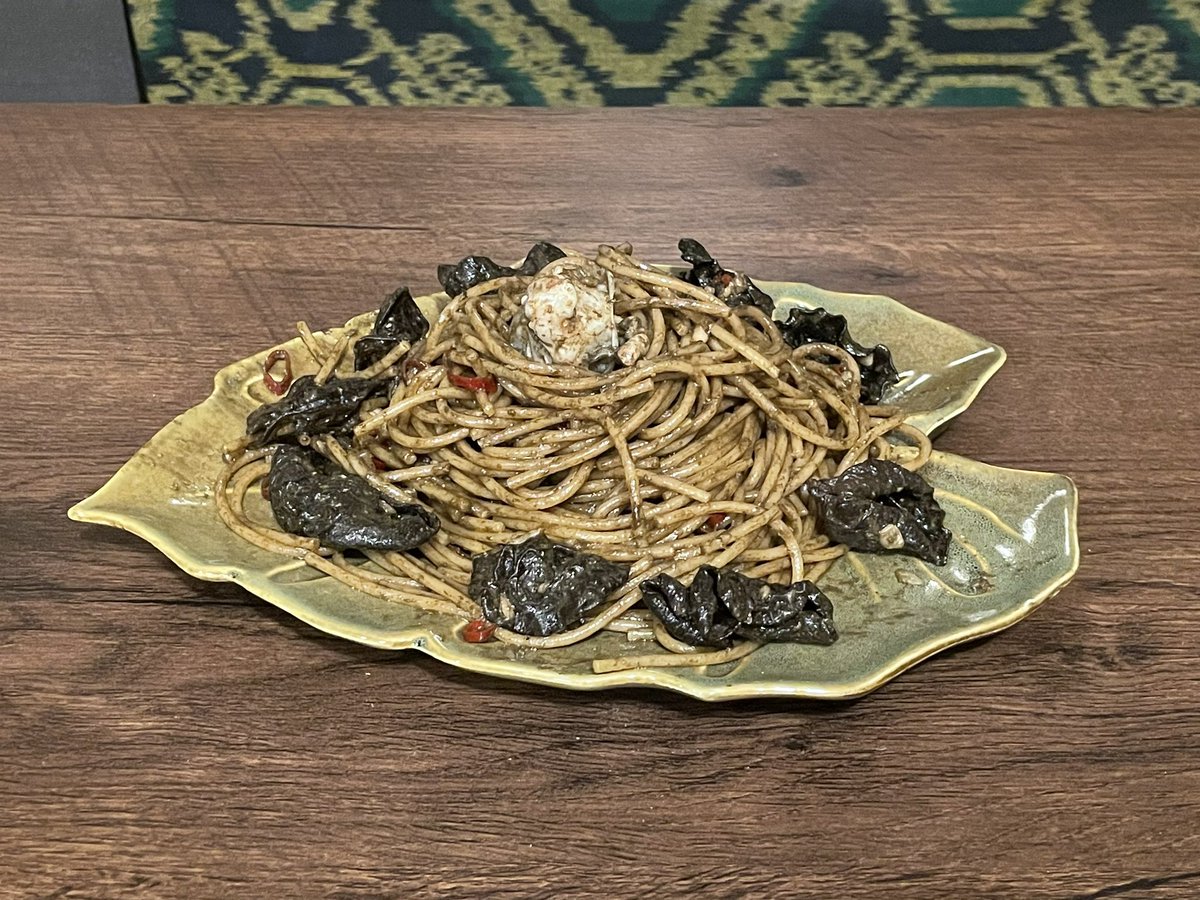 yahoo_CB's tweet photo. みくのしんカレーのいいところはそれ単体でうまいだけでなく余った食材使ってサイドメニューのイカスミ肝パスタが食えるとこ https://t.co/9LfLRNWDNX