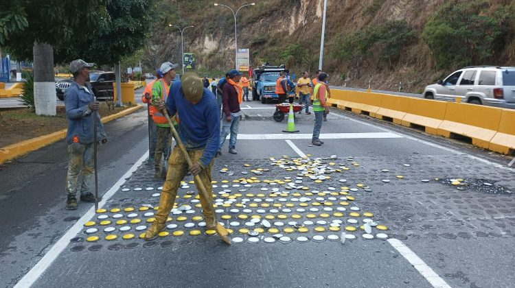InforTvenezuela's tweet photo. Remueven reductores conocidos como "Ojos de gato" de la carretera Panamericana Caracas- Los Teques, "ingeniosa idea" que causó decenas de accidentes de motorizados y un gasto enorme.
Las denuncias en las redes y en la prensa regional como el "Diario Avance" hizo el efecto.
@DiarioAvance