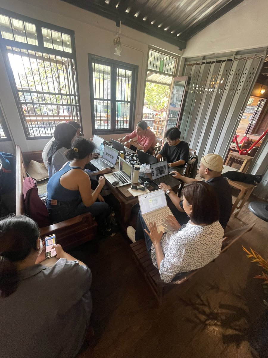 configlight's tweet image. Day 4 Social Lighting Workshop and the groups finalise presentations and designs to present tonight to the Governor of Bangkok @LSEnews @LUCIassociation @LightFollowsBeh #sociallighting #bangkoksociallighting #lightingandurbandesign
