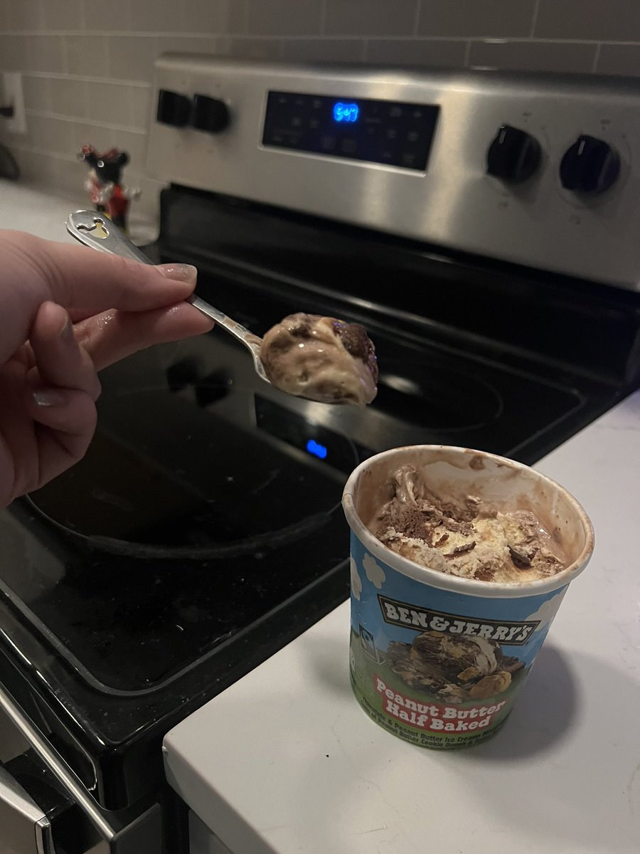 may_olivia32's tweet photo. I just be eating @benandjerrys at 5am bc I can 😌 https://t.co/adsPfMOhS8