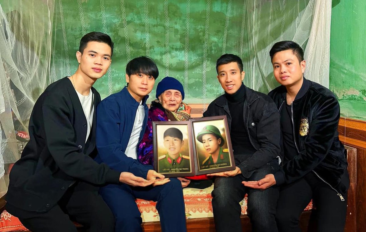 Bin36922's tweet photo. Hành trình đi tìm v��� với Hải Dương ...
ghé thăm và trao tặng ảnh đến Người Mẹ Anh Hùng🇻🇳

𝗠𝗲̣ đ𝗮̃ 𝟭𝟬𝟬 𝗧𝘂𝗼̂̉𝗶 𝘃𝗮̂̃𝗻 𝐦𝐨𝐧𝐠 𝐜𝐡𝐨̛̀ 𝘁𝗶𝗻 𝗻𝗴𝘂̛𝗼̛̀𝗶 𝗰𝗼𝗻 𝘁𝗿𝗮𝗶 𝘃𝗲̂̀.!
🇻🇳🇻🇳🇻🇳🇻🇳🇻🇳
Thay mặt #teamlee Cảm ơn rất cả mọi người đã luôn
 cổ vũ ủng hộ chúng mình trong thời gian vừa qua!
.                         Cảm ơn rất nhiều !
Trưởng đoàn Lê Quyết Thắng và AE nhóm teamlee
#teamlee #lietsi #lichsuvietnam #vietnamanhhung #phucdunganhmienphi