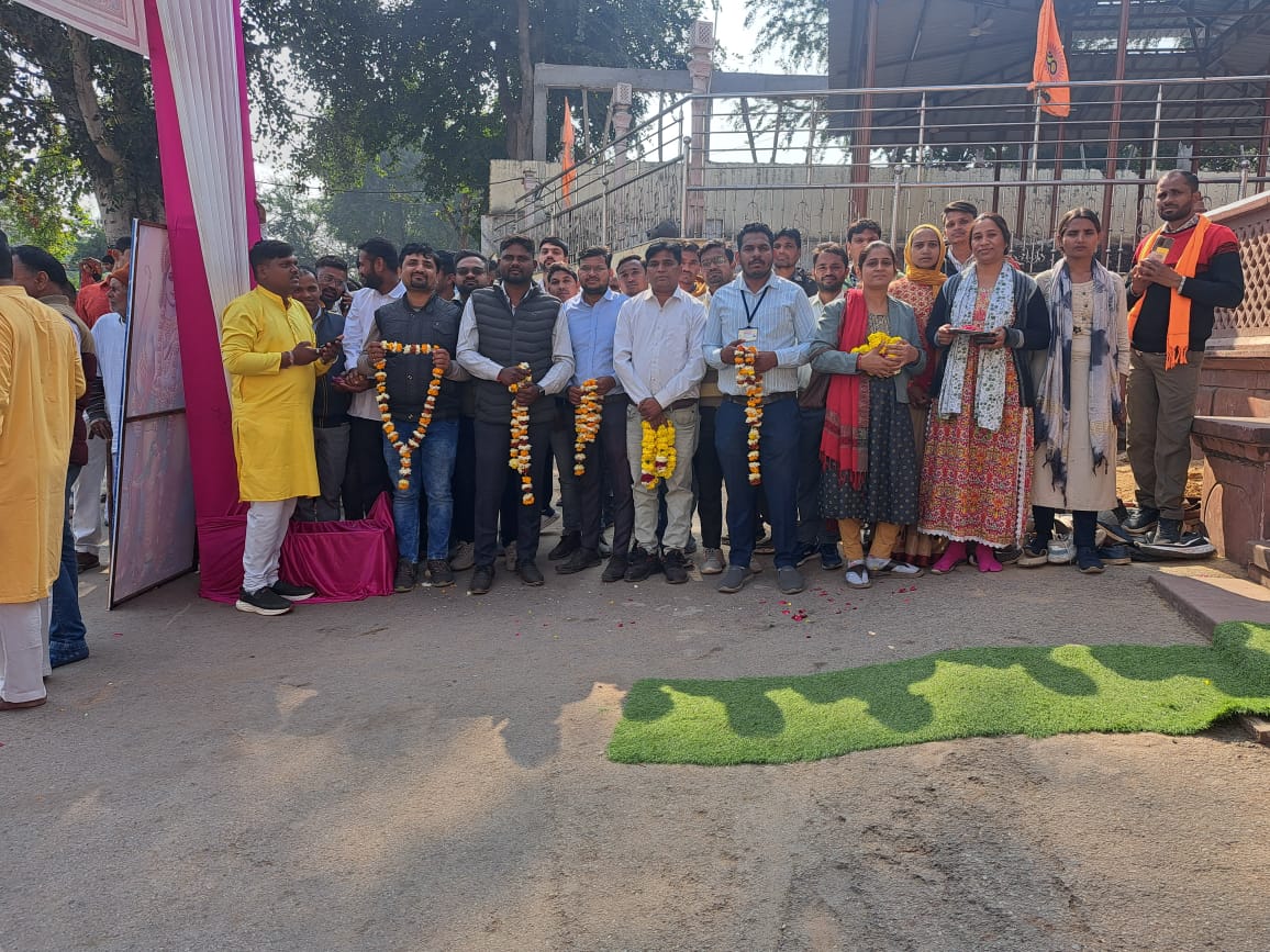 BawriyaPooja's tweet photo. #आज_बांसवाड़ा के संघर्षशील #CHA साथियों ने @BhajanlalBjp जी को ज्ञापन देकर पुनः नौकरी के लिए अवगत करवाया
बांसवाड़ा के संघर्षशील साथियों का बहुत-बहुत धन्यवाद जो लगातार मेहनत कर रहे हैं @bjpraj सरकार जरूर सुनेंगी @KumariDiya @DrKirodilalBJP @dsrajpurohit291 @GajendraKhimsar https://t.co/89XGrBviri