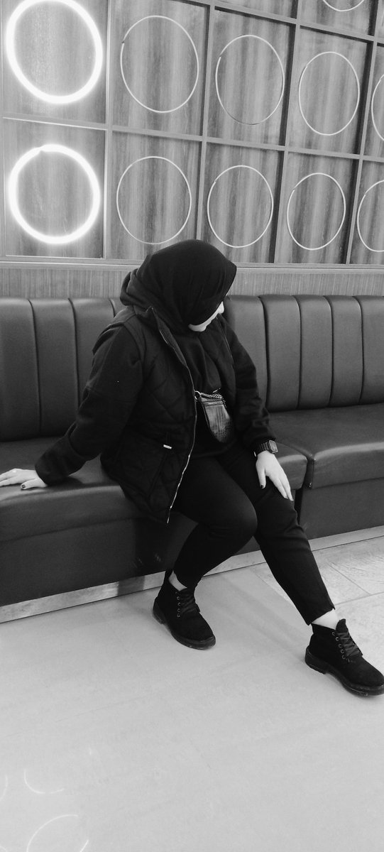 - عاشر و عِز و صُون اللِي يقدر مَقامك🖤.