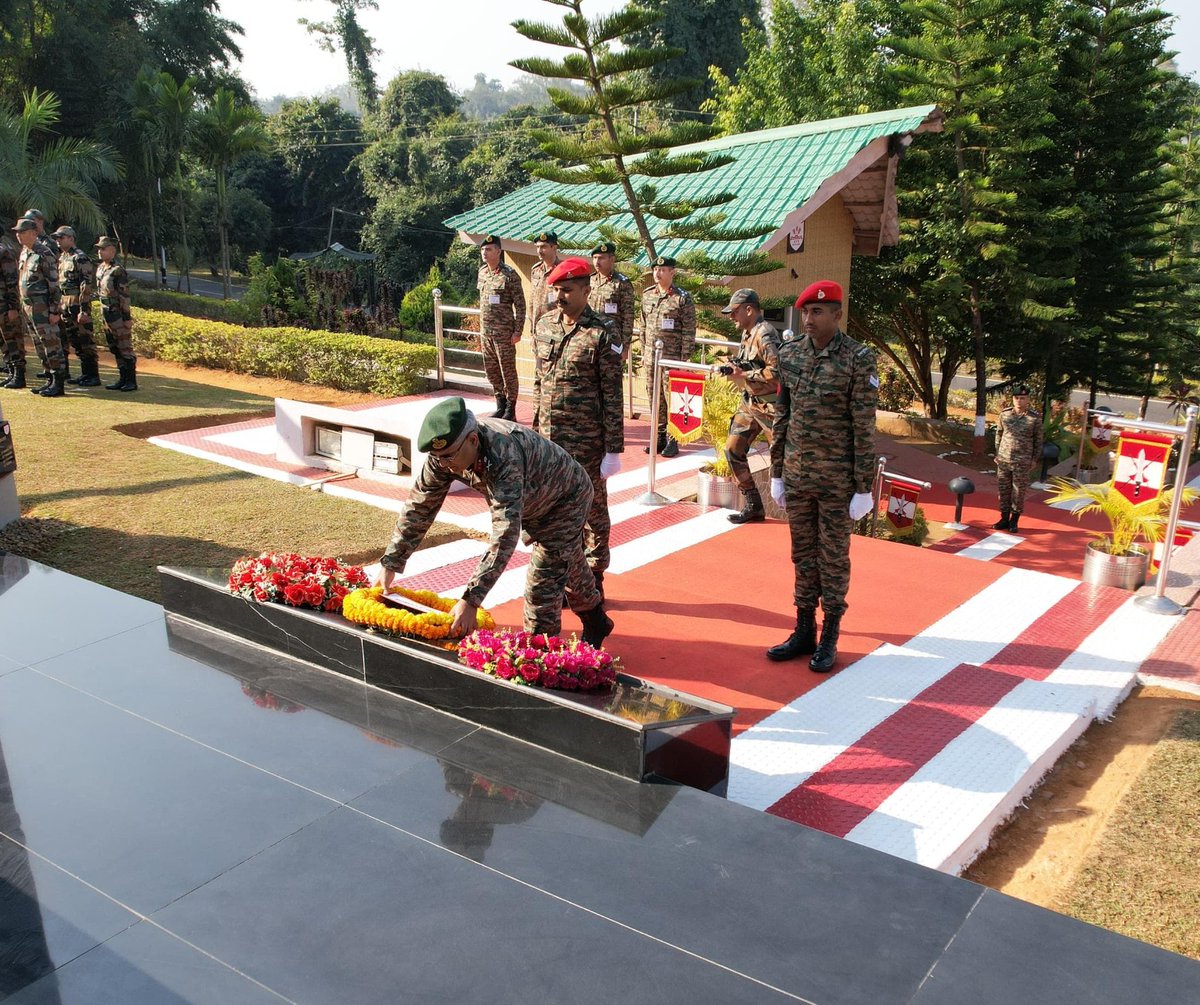 Spearcorps's tweet photo. On the occasion of 76th #ArmyDay, Maj Gen Vijay Jotwani, Chief of Staff, HQ 3 Corps, paid homage to #Bravehearts in a solemn wreath laying ceremony at #RangapaharMilitaryStation, #Nagaland.

#Spearcorps
#IndianArmy

@adgpi
@easterncomd https://t.co/8COOMcPguZ