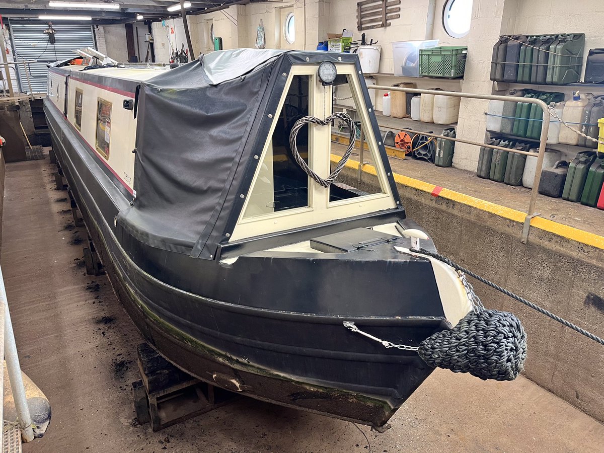 venetianmarina's tweet photo. We’re starting the working week off in our dry dock with a pre purchase survey being completed by marine surveyor Tony Nother on Mothership. 👌
#monday #survey #prepurchasesurvey #venetianmarina #workingweek https://t.co/t8Ihdkeb4f