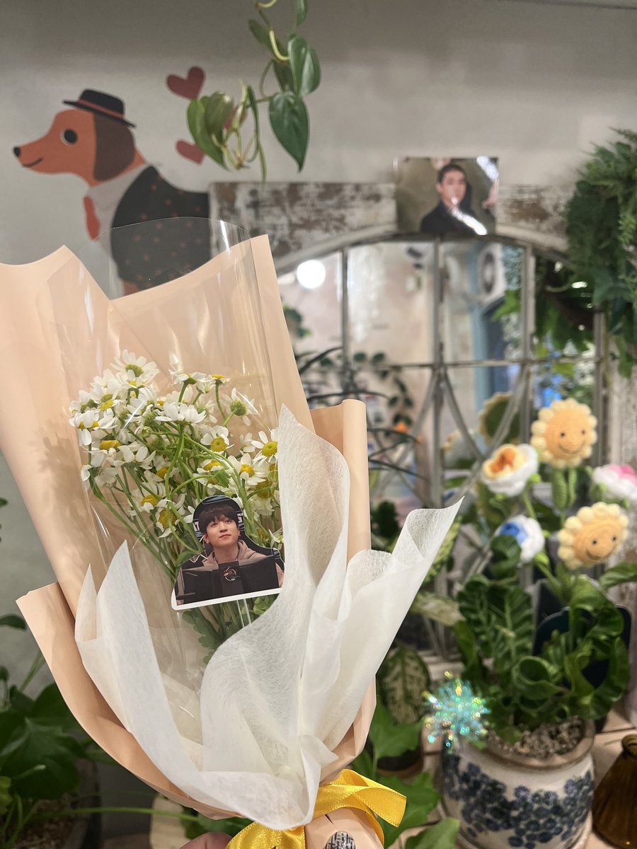 🌺 한정담원 (멜랑쥬)
가게 앞에서 부터 성진 데이를 알리는대장님이 있었다. 너무 사랑스럽게 바라봄 아름다운 꽃들 사이에서 마이데이를 누구 보다 생각하는 마음을 엿 볼 수 있었다 꽃 처럼 마음도 예쁜성진 생일 축하해❤️ 사장님도 다정함
 #성진아_너의_다정함을_사랑해
#Dont_be_Afraid_my_lover