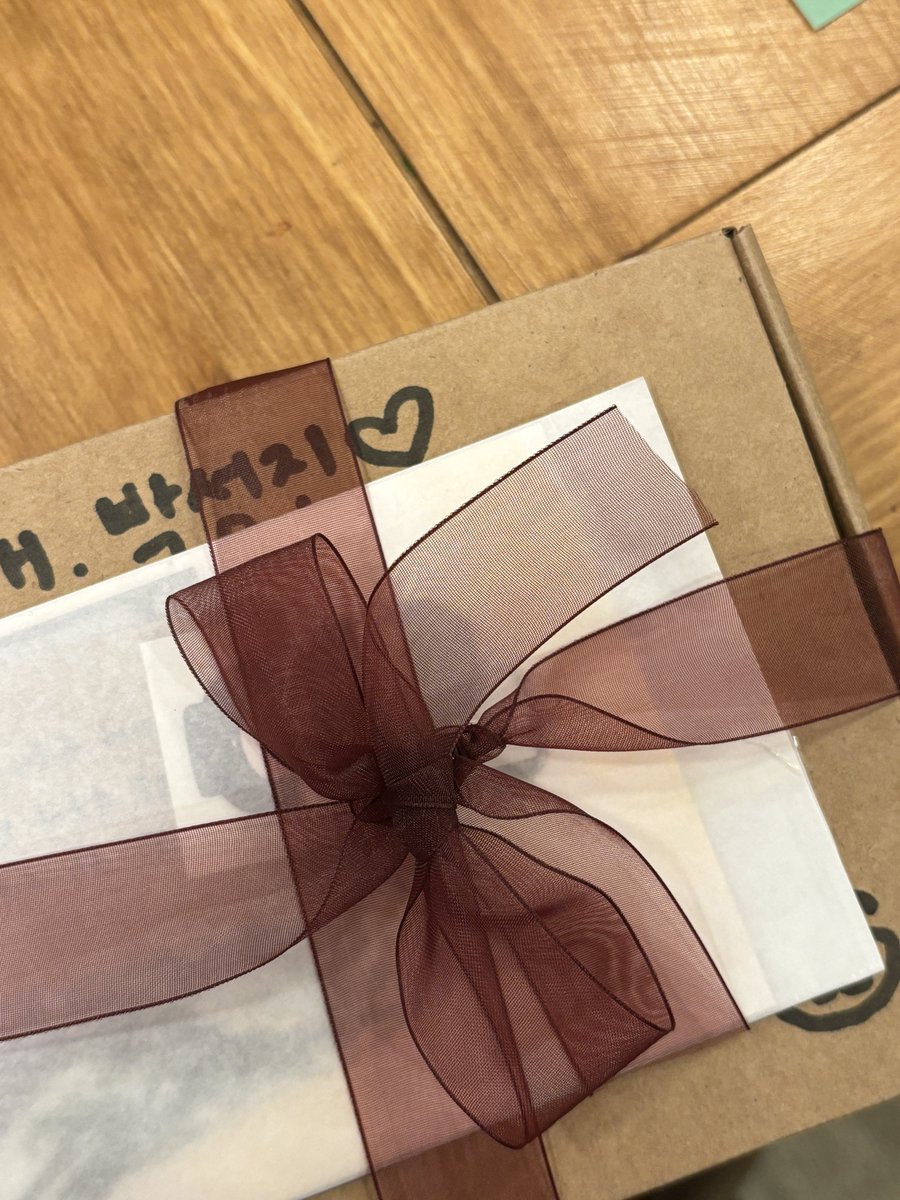 3일동안 여러분이 예쁜 마음으로
소중하게 써주신 성진이를 향한 문장들은 잘 모아서 택배로 보냈습니다💌

최대한 생일가까이 받을 수 있게 보낼 수 있도록
시간 맞춰 많은 편지 남겨주셔서 감사합니다🙂