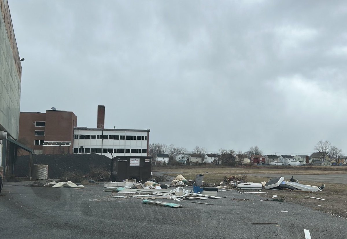 Wonder how long this toilet and mattresses and stuff dumped in the back of the former HMS blighted building is going to stay there🤔