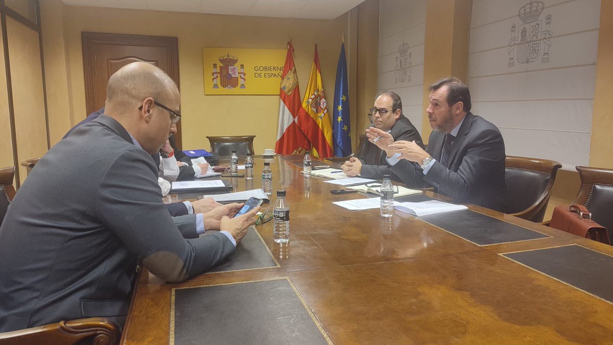 oscar_puente_'s tweet photo. Esta mañana nos hemos reunido con la Asociación de Usuarios de Alta Velocidad de Castilla y León para analizar la situación actual del servicio y las previsiones de mejora a futuro. Un encuentro cordial, constructivo y fructífero. https://t.co/ryYku4BBsU