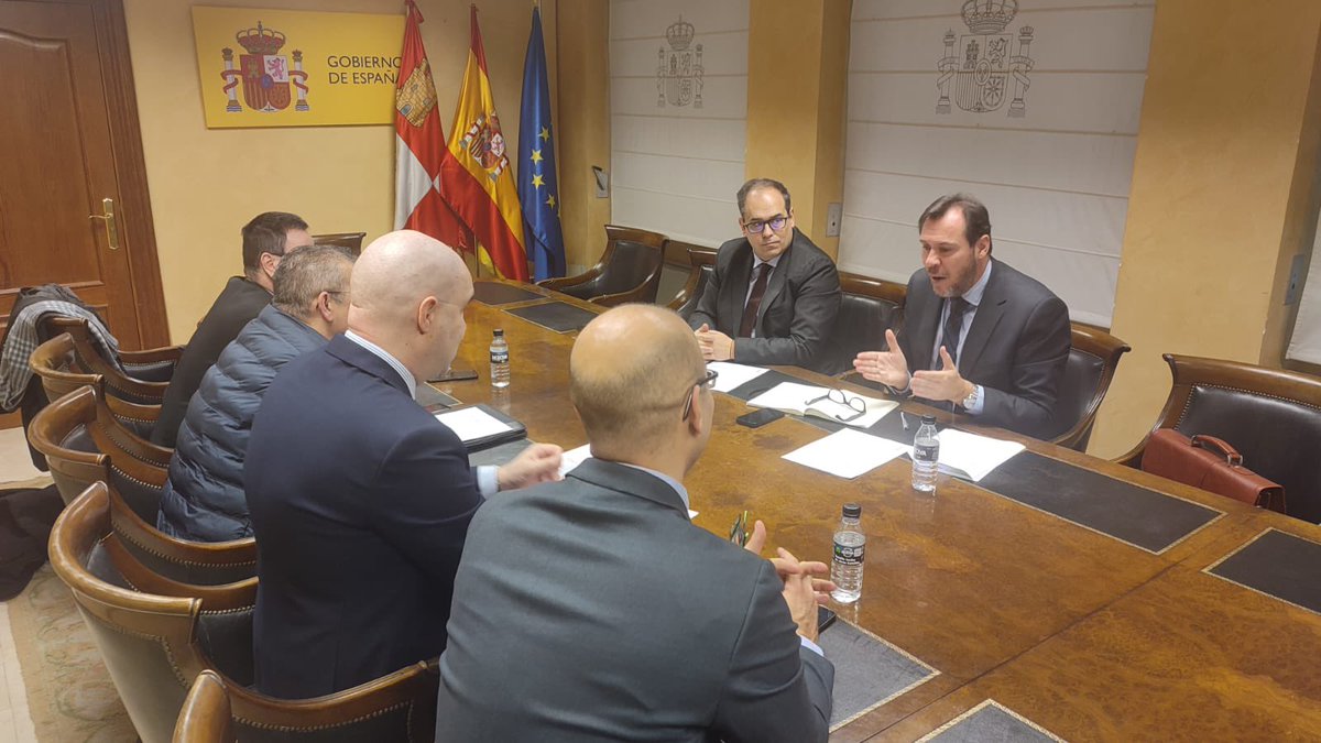 oscar_puente_'s tweet photo. Esta mañana nos hemos reunido con la Asociación de Usuarios de Alta Velocidad de Castilla y León para analizar la situación actual del servicio y las previsiones de mejora a futuro. Un encuentro cordial, constructivo y fructífero. https://t.co/ryYku4BBsU