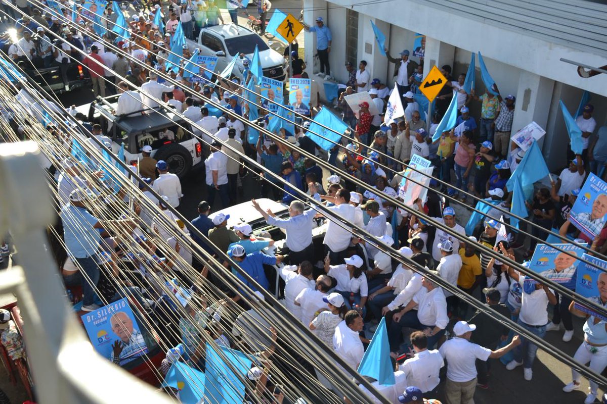 EduardoEstrella's tweet photo. Santiago habló ‼️ Contundente y emotiva caravana en donde acompañamos al presidente @luisabinader  y @RaquelPenaVice apoyando al próximo alcalde @ulisesrodg  y al también seguro senador Daniel Rivera (@drdaniel_rivera) junto a los candidatos a diputados y regidores. En todo el trayecto el respaldo de la población fue desbordante.