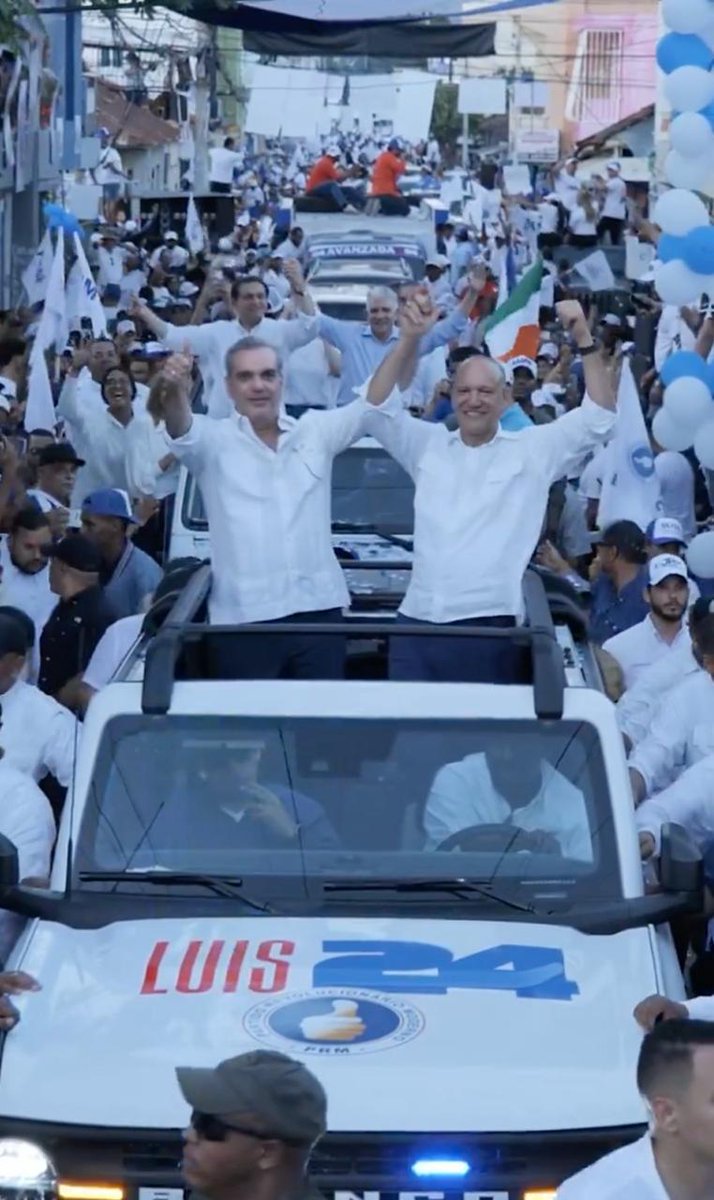 EduardoEstrella's tweet photo. Santiago habló ‼️ Contundente y emotiva caravana en donde acompañamos al presidente @luisabinader  y @RaquelPenaVice apoyando al próximo alcalde @ulisesrodg  y al también seguro senador Daniel Rivera (@drdaniel_rivera) junto a los candidatos a diputados y regidores. En todo el trayecto el respaldo de la población fue desbordante.