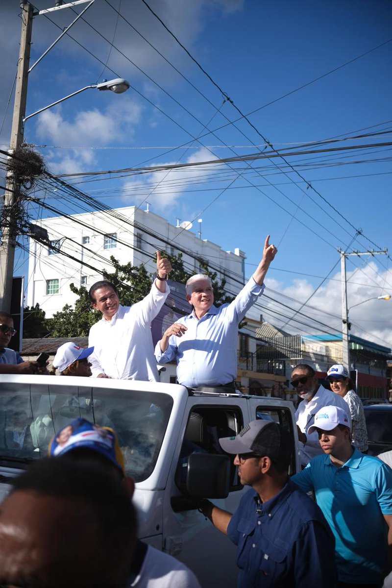 EduardoEstrella's tweet photo. Santiago habló ‼️ Contundente y emotiva caravana en donde acompañamos al presidente @luisabinader  y @RaquelPenaVice apoyando al próximo alcalde @ulisesrodg  y al también seguro senador Daniel Rivera (@drdaniel_rivera) junto a los candidatos a diputados y regidores. En todo el trayecto el respaldo de la población fue desbordante.