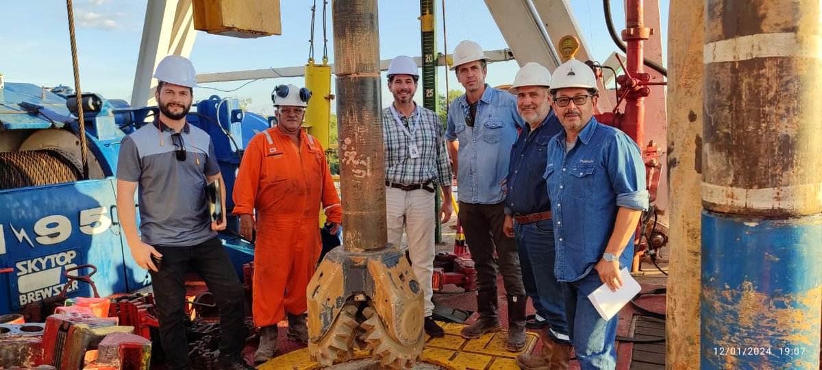mopcparaguay's tweet photo. 🛢️🏗️  Tras 6 años de pausa, se reiniciaron los trabajos de perforación en busca de hidrocarburos en Paraguay

El viceministro de Minas y Energía, Mauricio Bejarano, viajó al Chaco para firmar el acta de inicio de las labores en el denominado Bloque 6.

👉 https://t.co/PiuCxgkv2i https://t.co/AQ6IsLeUxO