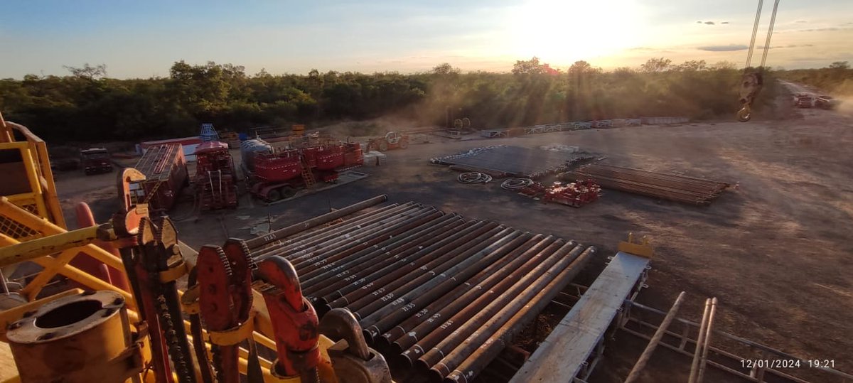 mopcparaguay's tweet photo. 🛢️🏗️  Tras 6 años de pausa, se reiniciaron los trabajos de perforación en busca de hidrocarburos en Paraguay

El viceministro de Minas y Energía, Mauricio Bejarano, viajó al Chaco para firmar el acta de inicio de las labores en el denominado Bloque 6.

👉 https://t.co/PiuCxgkv2i https://t.co/AQ6IsLeUxO