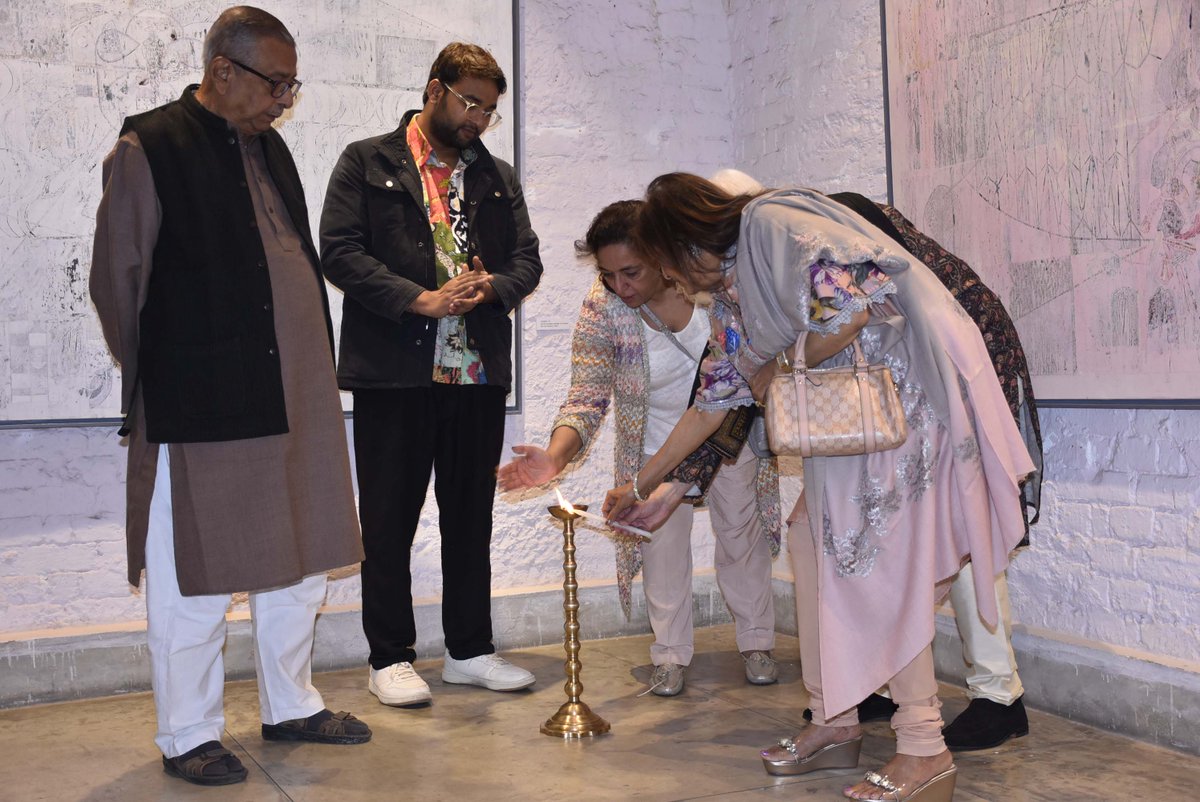 smita_bajoria's tweet photo. A few moments from the Inauguration of Artist Ravi Morya 's show at the Ganges Art Gallery on 10th Jan, 2024.

Drop in any time between 11 - 7 pm till 8th February to see his artistic representation.

#gangesart #artshow #artist #painter #galleryart #kolkata #kolkataart https://t.co/DyXJNoBvBo
