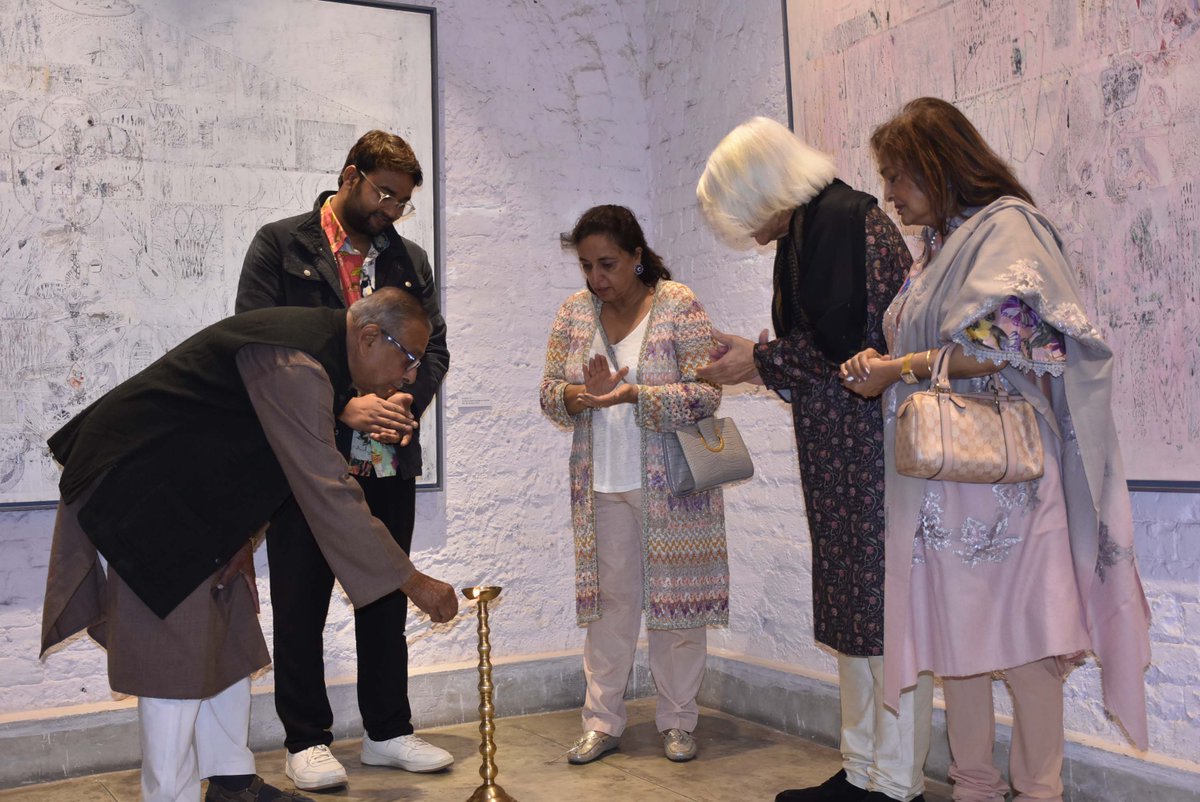 smita_bajoria's tweet photo. A few moments from the Inauguration of Artist Ravi Morya 's show at the Ganges Art Gallery on 10th Jan, 2024.

Drop in any time between 11 - 7 pm till 8th February to see his artistic representation.

#gangesart #artshow #artist #painter #galleryart #kolkata #kolkataart https://t.co/DyXJNoBvBo