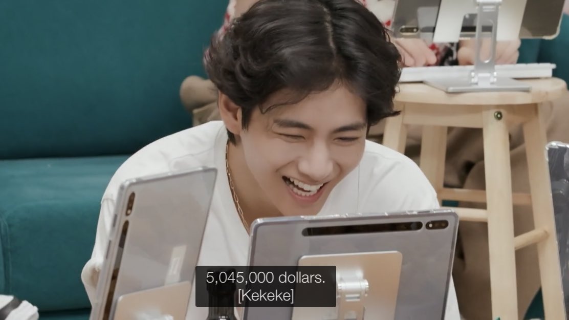 vmxn__'s tweet photo. the fact that he looked so adorable while doing his little mukbang show that taehyung immediately 'donated' 5.045 million dollars 😭 https://t.co/ISNjqk0wrM