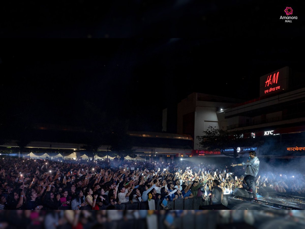 AmanoraMallPune's tweet image. An unforgettable night at Oasis, Amanora Mall! 🎶 Over 5,000+ souls gathered to soak in the magic of Darshan Raval&apos;s soulful melodies. 🌟✨ The air was filled with love, and the music echoed in our hearts.   #darshanravallive #musicalmagic #AmanoraMall #DarshanRaval