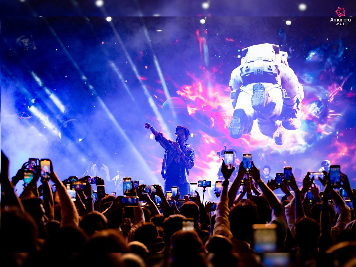AmanoraMallPune's tweet image. An unforgettable night at Oasis, Amanora Mall! 🎶 Over 5,000+ souls gathered to soak in the magic of Darshan Raval&apos;s soulful melodies. 🌟✨ The air was filled with love, and the music echoed in our hearts.   #darshanravallive #musicalmagic #AmanoraMall #DarshanRaval