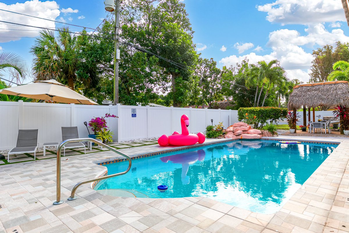 sherwinpbrown's tweet photo. Escape the cold and your worries with a 7-day trip to one of our exquisite vacation family homes and watch as 98 of your problems miraculously dissolve into thin air. Don't wait any longer! 
#Airbnb #WinterVacation #vrbo #familyvacay #VisitFlorida 

https://t.co/v5qPomcSIs https://t.co/uSgXzLBGXw