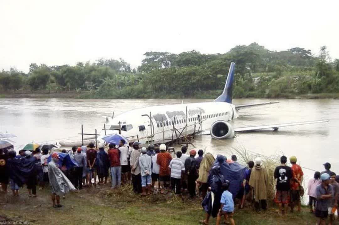 KISAH HEROIK SEORANG PILOT SELAMATKAN 59 NYAWA SETELAH BERHASIL MENDARAT DARURAT DI SUNGAI BENGAWAN SOLO

Saya sudah pasrah kedua mesin pesawat mati hanya keajaiban dari Tuhan yang dapat menyelamatkan saya dan seluruh penumpang

A Thread
@neohistoria.id @mwv.mystic #tragedi #rjl5