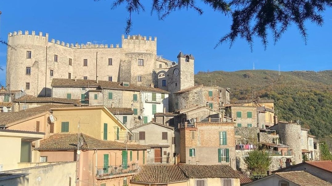 Il centro storico di Cineto Romano si stringe attorno all'imponente Castello degli Orsini, eretto nel XI secolo. The historic center of Cineto Romano is perched around the imposing Castello degli Orsini, built in the 11th century. 📸IG: roberta.1506 #VisitRome #VisitLazi