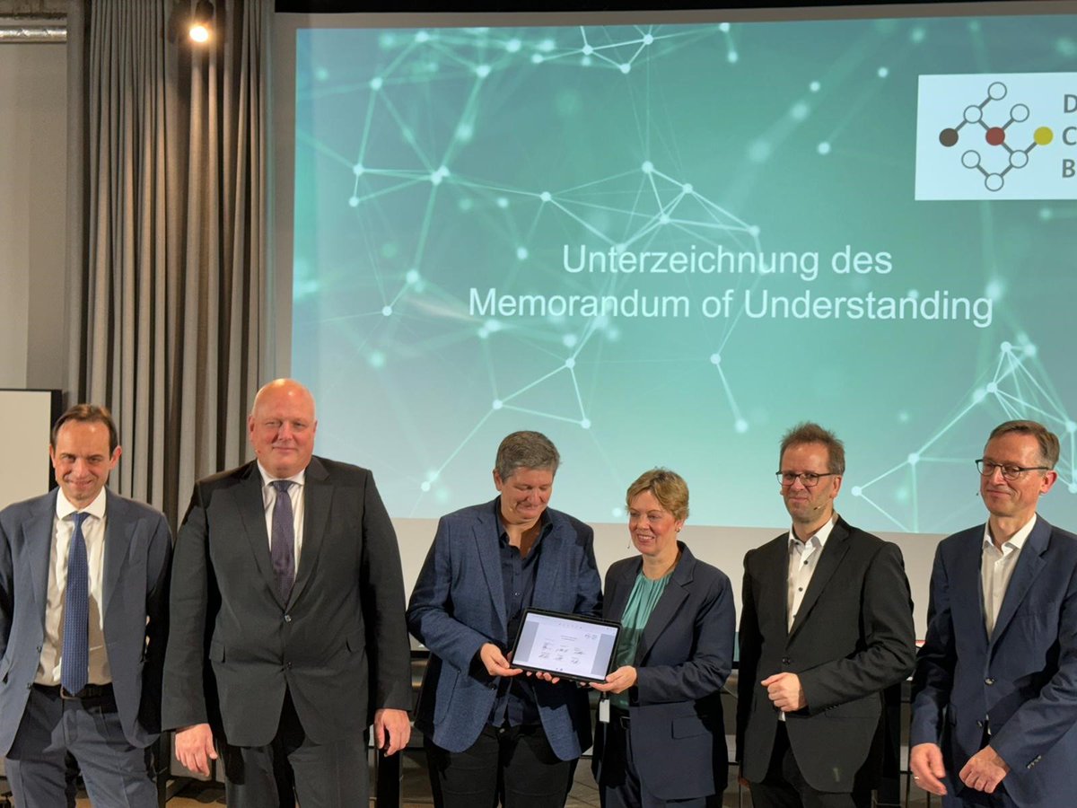 Kartellamt's tweet photo. #DigitalClusterBonn: Das Memorandum of Understanding ist unterzeichnet ✍ …und die Zusammenarbeit geht direkt weiter mit einem Austausch der Fachebene zu Digitalthemen 💬
Austausch dieser Art wird es zukünftig themenbezogenen auf Arbeitsebene sowie in Konferenzen auf Leitungsebene geben. Wir freuen uns darauf 😊