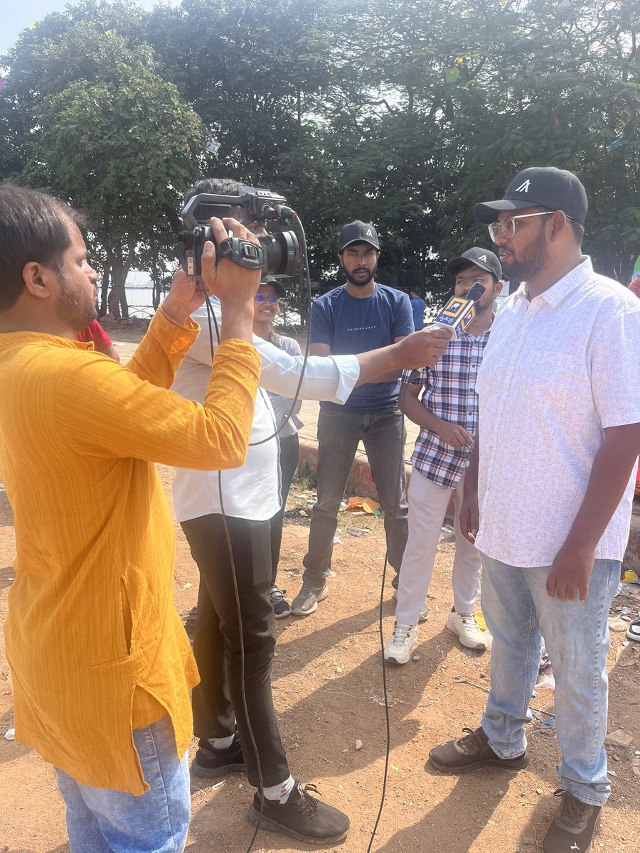 Algo_Bharat's tweet photo. What a day in #Hyderabad with the amazing student devs from our @AlgorandClubs. Great to see their excitement about AlgoKit 2.0, Python, our @nasscomfs training partnership, @THubHyd Startup Labs partnership, etc, etc. All while flying kites. We’ve got big plans for 2024. @AlgoFoundation #AlgorandFlyingHigh