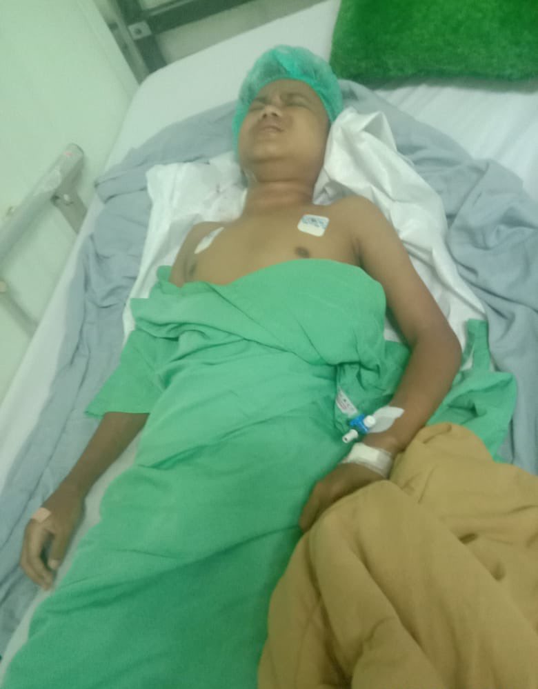IkiwArya's tweet photo. X Pliss Help This!

Anak sulung tukang ojek gangguan jiwa pasca diceraikan, anak bungsunya gagal ginjal dan istri tumor rahim.

A Thread https://t.co/TWmE87hyki
