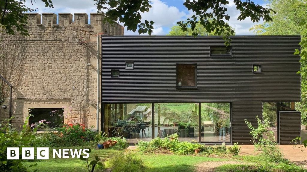 Powerguard_'s tweet photo. "Looking to avoid high energy bills, lengthy mortgages and other people? Off-grid living could be for you." 

It's great to see #OffGrid coming to the fore as a solution to energy costs &amp; over reliance on fossil fuels as this BBC News article shows 

https://t.co/aYCxaYMWB6 https://t.co/TRH7Ide1r4