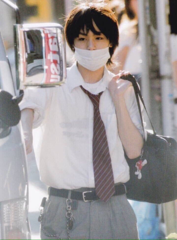 moo_inoo's tweet photo. 伊野尾くん、今も昔もず��とバッグをジャニーズ持ちしててくれてありがとうね。いや待てそんなことよりこのバチイケ腰パンジャラジャラ男子高校生が年月経て猫耳ミルモおねえさん(おねえさん)へと進化を遂げてるの何 https://t.co/IiczT0PVID