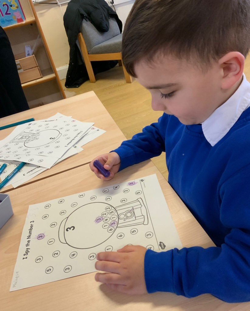 Last week in Cherry class we started our new book ‘One Snowy Night’ by Nick Butterworth. We looked at the different characters in the book and read the story. We also started to learn about the number 3 in Maths. 🌈