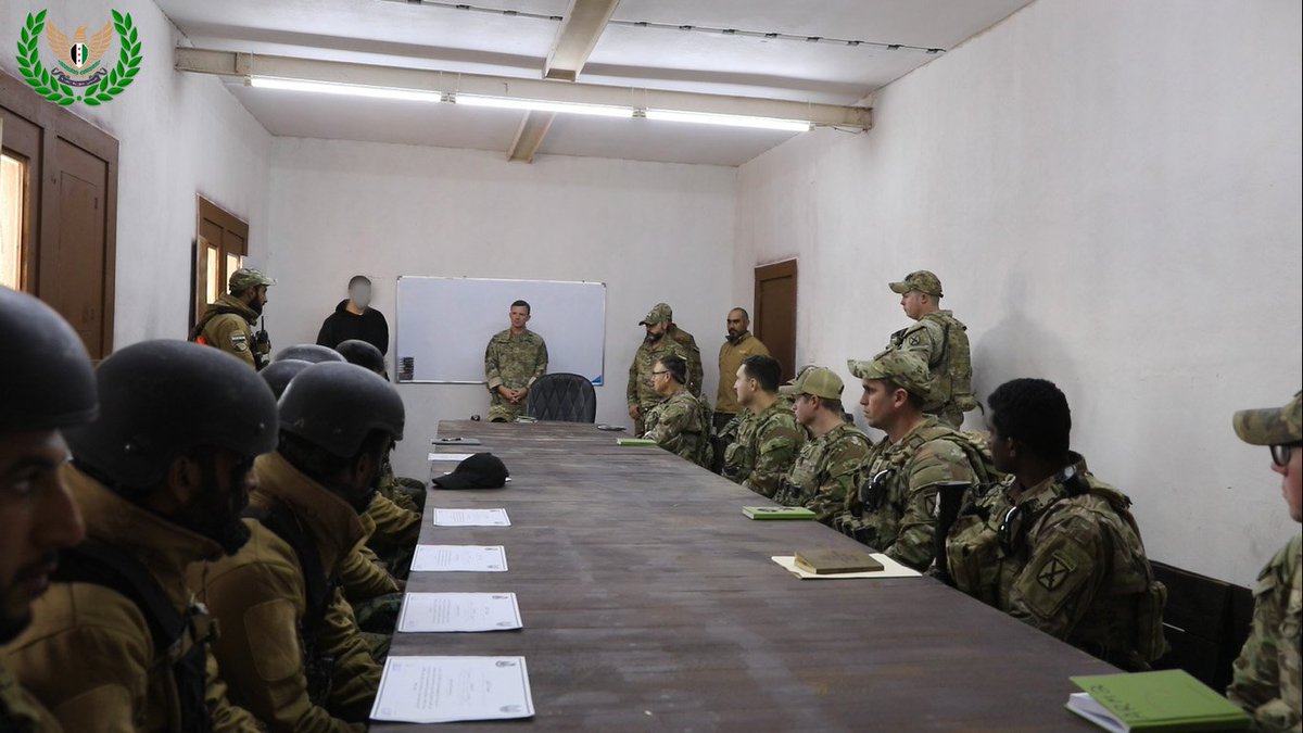 SyrianFree_Army's tweet photo. حَصَل مقاتلين من جيش سورية الحرة على جوائز من قيادة جيش سورية الحرة وقوات التحالف لتميزهم في دعم المهمة ضد داعش والدفاع ضد الهجمات الإرهابية التي تهدد المدنيين في الركبان. هؤلاء الرجال هم الأبطال الذين قاموا بحماية السوريين ا��ابرياء في الركبان.
#التنف #سورية https://t.co/TqzC5MtVtc