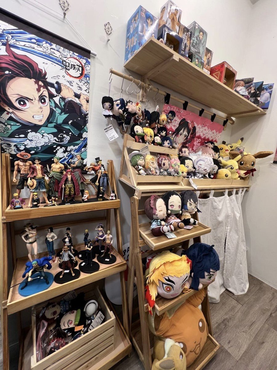 TFN_Thai's tweet photo. 先週末よりウィークエンドマーケットで、日本製品を取り扱う実店舗をオープンしました👏

まずは、海外でも人気のある日本のアニメ関係のフィギアやぬいぐるみを販売しています😁

まだ2日ですが、来店者数はかなり多かったです👍

売上的にはまだまだですが、中々のスタートだっとと思います🤭 https://t.co/HCrWuMl4zt