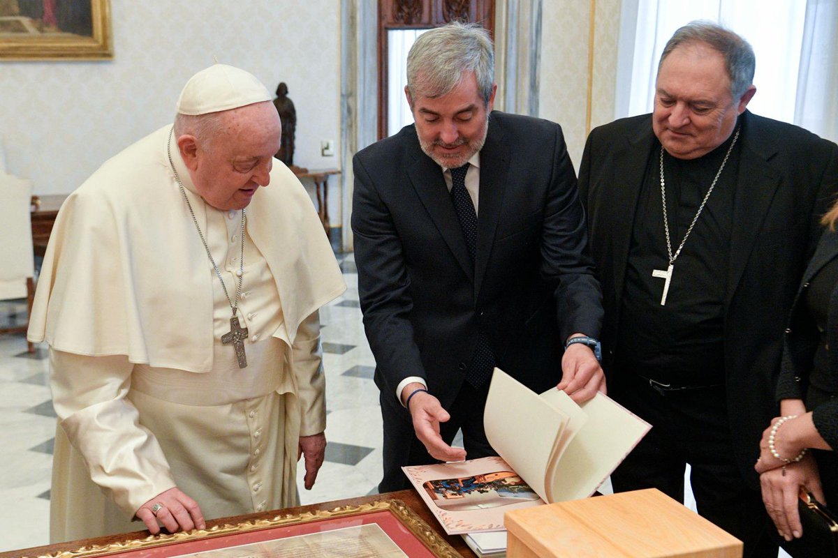DiocesisCanaria's tweet photo. 🟡El papa recibe a los tres obispos de Canarias y al presidente del Gobierno de Canarias para hablar sobre el incremento de la crisis migratoria en la islas.  Más información en: https://t.co/LUzWDvrOmD https://t.co/KXAOxmGhwj