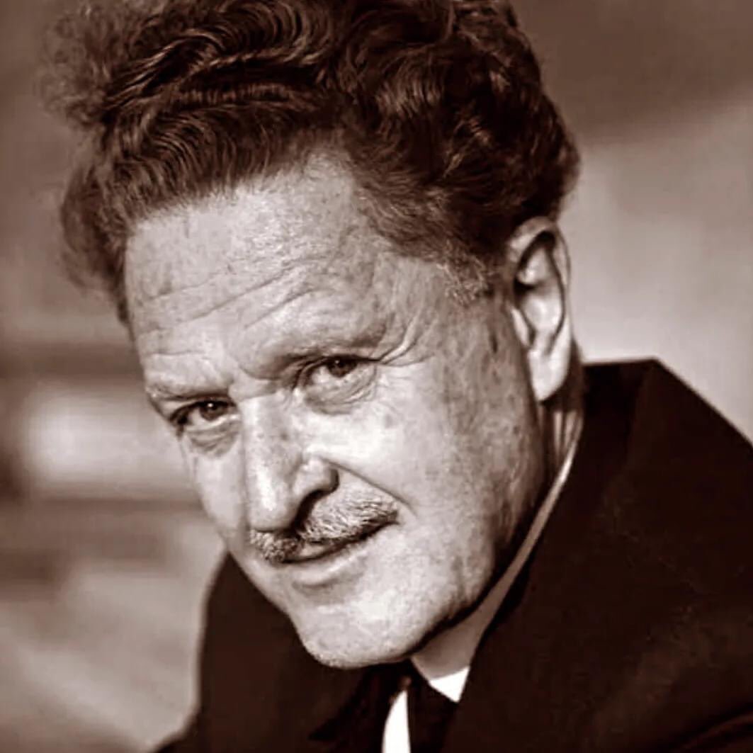 Vatan çiftliklerinizse,
kasalarınızın ve çek defterlerinizin içindekilerse vatan,
vatan, şose boylarında gebermekse açlıktan,
vatan, soğukta it gibi titremek ve sıtmadan kıvranmaksa yazın,
...
"Nâzım Hikmet vatan hainliğine devam ediyor hâlâ."
#NazımHikmet ⚘🕊