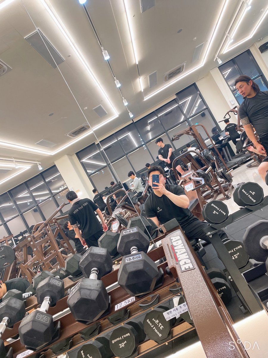 헬린이 특 어디서 본건 있어서 반스신고 운동함
#트젠 #쉬멜 #러버 #시디 #헬트 #헬린이