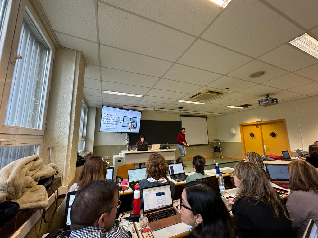 JA_Mondejar's tweet photo. Nuestra presidenta de @AEMARK, Natalia Rubio, presenta a la profesora @mallemar, de @UMU, para comenzar el seminario “Estrategias y herramientas de #InteligenciaArtificial para la #docencia y la #investigación” que se desarrolla en la Facultad @UAM_Economicas

#AEMARKForma24 https://t.co/jlvKcCUpMS